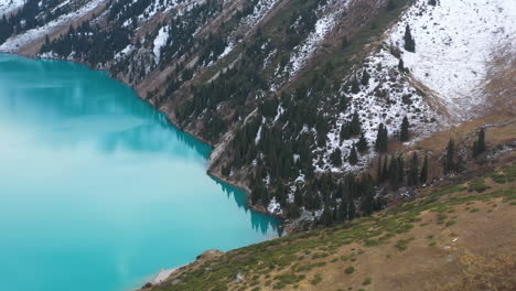 Imágenes-Cinematográficas-De-Drones-Del-Agua-Del-Lago-De-Color-Turquesa-En-El-Gran-Lago-Almaty-En-Las-Montañas-Trans-ili-Alatau-En-Kazajstán