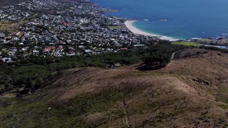Schwelgende-Luftaufnahme-Des-Strandes-Von-Kapstadt,-Gesehen-Von-Lion&#39;s-Hed-Südafrika