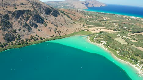 Blick-Von-Oben-Auf-Den-Wunderschönen-Malerischen-See-Kournas,-Tiefblaues-Und-Türkisfarbenes-Wasser,-Insel-Kreta
