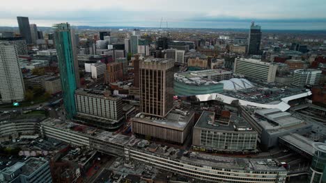 Birmingham,-Inglaterra,-Edificios-Del-Distrito-Comercial-De-La-Ciudad-Del-Centro---Antena