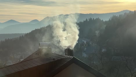Zeitlupe-Von-Weißem-Rauch,-Der-Aus-Einem-Schornstein-Kommt,-Während-Er-Im-Winter-Holz-Zum-Heizen-Verbrennt