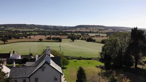 Luftaufnahmen-über-Dem-Dorf-Und-Der-Landschaft-Von-Devon-An-Einem-Schönen-Sommertag