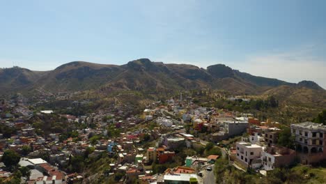 Vista-Aérea-Del-Paisaje-De-Guanajuato-En-Un-Caluroso-Día-De-Verano