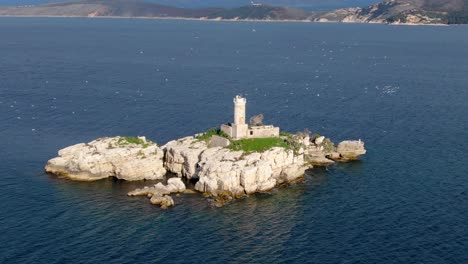 Drohne-Schöne-Aussicht-Auf-Den-Leuchtturm-Mit-Möwen-In-Korfu-Griechenland