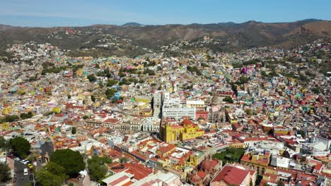 Hohe-Luftaufnahme-Des-Stadtzentrums-Von-Guanajuato-Am-Schönen-Nachmittag
