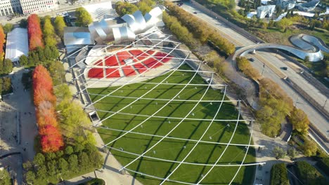 Luftaufnahme-Des-Pritzker-Pavillons-Im-Millennium-Park,-Amphitheater-Für-Konzerte-Und-Veranstaltungen