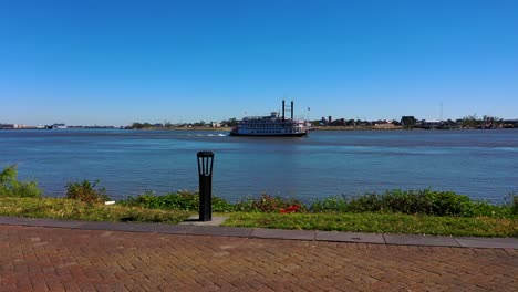 River-boat-cruising-along-the-Mississippi-River-in-New-Orleans