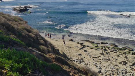 Menschen,-Die-Den-Strand-An-Einem-Warmen-Sonnigen-Tag-In-La-Jolla,-Kalifornien,-Genießen