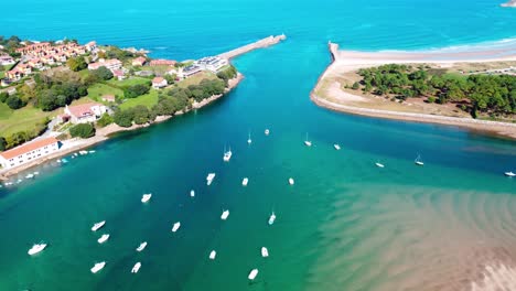 Barcos-Anclados-En-Un-Hermoso-Puerto-Protegido-Por-Diques-Marinos-Con-Aguas-Azules-En-Un-Día-Soleado