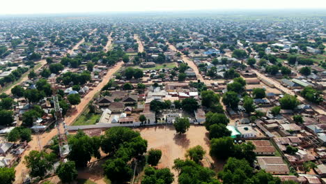 Die-Roten-Unbefestigten-Straßen-Der-Stadt-Argungu-Im-Bundesstaat-Kebbi-In-Nigeria---Ziehen-Sie-Die-Luftüberführung-Zurück