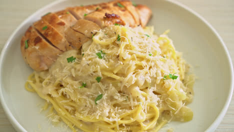 homemade-spaghetti-white-creamy-sauce-with-grilled-chicken