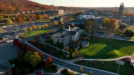 Antenne-Der-Liberty-University,-Lynchburg-Virginia-Im-Herbst-Herbstlaub