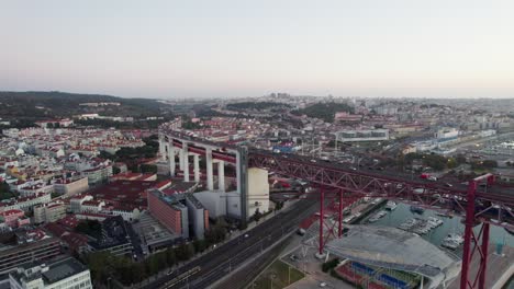 Verkehr-Auf-Einer-Brücke-In-Lissabon,-Portugal
