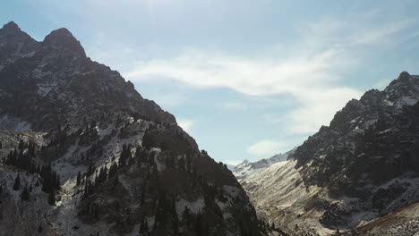 Filmische-Rotierende-Drohnenaufnahme-Von-Schneebedeckten-Gipfeln-Der-Trans-Ili-Alatau-Berge-In-Kasachstan