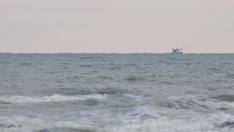 Ein-Thailändisches-Fischerboot-Am-Horizont,-Das-Sich-Nach-Rechts-Bewegt,-Um-Zu-Verschwinden
