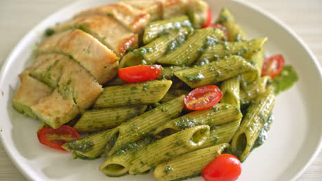 Pasta-Penne-Casera-En-Salsa-Pesto-Con-Pollo-A-La-Parrilla