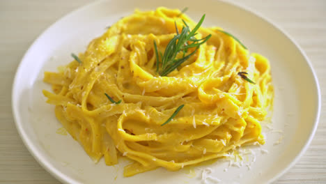 Fettuccine-Spaghetti-Nudeln-Mit-Butternuss-Kürbis-Sahnesauce