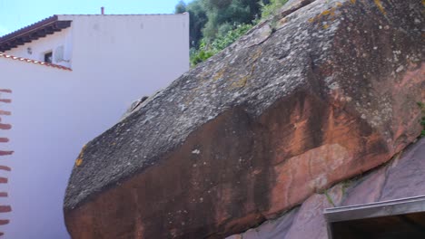 Schwenken-über-Das-Historische-Denkmal-In-Vilafames-Namens-Roca-Grossa-Alias-Der-Große-Felsen-In-Castellon,-Spanien