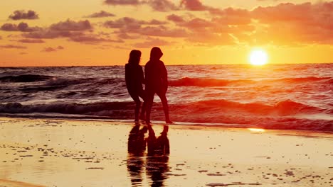 Zwei-Junge-Mädchen,-Die-Den-Sonnenuntergang-Am-Strand-Beobachten