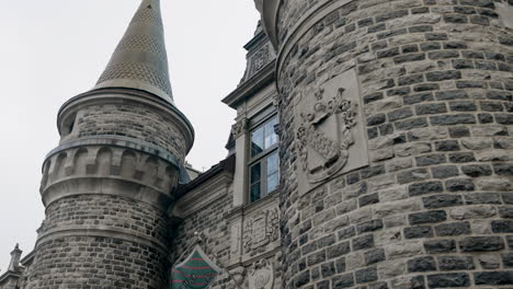 Fachada-Exterior-Del-Sitio-Histórico-Nacional-De-La-Armería-Voltigeurs-De-Québec-En-La-Ciudad-Vieja-De-Quebec,-Canadá