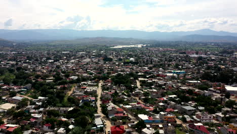 Luftaufnahme-Der-Vororte-Der-Stadt-Oaxaca-In-Mexiko,-Gefilmt-Von-Einer-Drohne-Mit-Horizontaler-Verschiebung-Und-Skyline-Im-Hintergrund