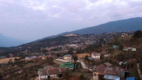 Blick-Auf-Die-Stadt-Tawang-Vom-Berggipfel-Im-Morgengrauen-Aus-Einem-Flachen-Winkelvideo-Wird-In-Tawang-Arunachal-Pradesh,-Indien,-Aufgenommen