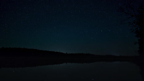 Sternenklarer-Nachtzeitraffer-Mit-Reflexion-über-Den-See