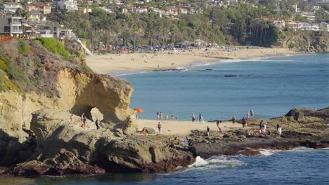 People-exploring-Cave-beach-in-Laguna-Beach,-California