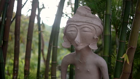 Buddhistische-Statue-In-Einem-Zen-Garten-In-Einem-Bambuswald---Konzept:-Friedlich,-Spirituell,-Entspannung,-Sanfte-Brise,-Ruhig,-Unruhig,-Meditation