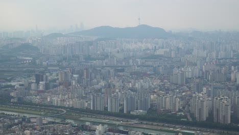 Überblick-über-Die-Skyline-Von-Seoul-Im-Nebel-Vom-Achasan-Berggipfel-Mit-N-Seoul-Turm-In-Der-Ferne