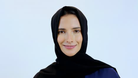 Porträt-Der-Dame-In-Hijab-Abaya-Auf-Isolierendem-Kopienraumhintergrund
