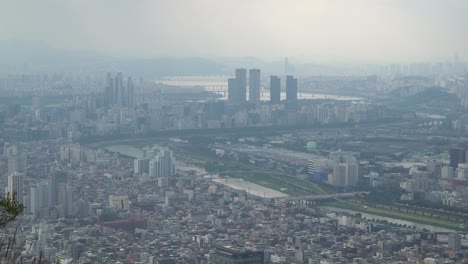 Panorama-Del-Horizonte-De-Seúl-En-Un-Día-Brumoso-Desde-La-Montaña-Achasan-En-Corea-Del-Sur