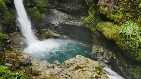 Wasserfall,-Der-Im-Dschungel-In-Ein-Kleines-Becken-Fällt-Und-In-Den-Bergen-Von-Falls-Creek,-Neuseeland,-In-Einen-Bach-Fließt