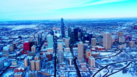 Winter-Luftüberführung-Downtown-Edmonton-Mit-Blick-Auf-Die-Gebäude-Von-Der-Südseite-Zur-Nordseite-Schneebedeckte-Wolkenkratzer-Nahaufnahme-Der-Skyline-Mit-Dem-Alten-Flughafen-Im-Hintergrund-Ausgeräumt2-3