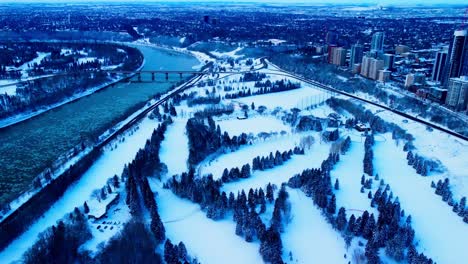 4K-Winter-Luftüberführung-Panorama-Drohneansicht-Des-Victoria-Park-Golfplatzes,-Der-Als-Langlauf-Skigebiet-Für-Die-Innenstadt-Von-Edmonton-Umfunktioniert-Wurde,-Durch-Die-Victoria-Park-Rd-Nw,-Die-Mit-Der-Groat-Rd-Nw-Zur-Uni-Verbunden-Ist