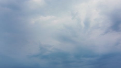 Gewitter-über-Dunkelblauem-Himmel