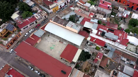 Luftaufnahme-Der-Stadt-Des-Historischen-Zentrums-Von-Oaxaca-In-Mexiko,-Gefilmt-Von-Einer-Drohne-Mit-Sehr-Schönem-Kippversatz,-Die-Das-Veranstaltungszentrum-Von-Oaxaca-Auf-Einem-Hügel-Zeigt
