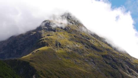 Weite-Aufnahme-Riesiger-Grüner-Berge-Mit-Wolken,-Die-Den-Gipfel-Am-Falls-Creek-In-Neuseeland-Bedecken