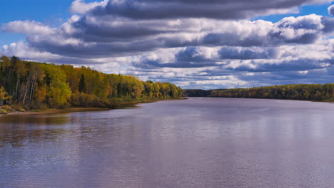 Zeitraffer-Eines-Flusses-In-Baie-James-Quebec