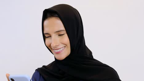 Mujer-Feliz-Usando-Abaya-Hijab-Usando-Un-Teléfono-Celular-Móvil