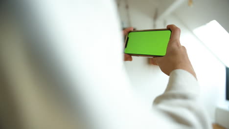 Nahaufnahme-Eines-Mannes,-Der-Sein-Smartphone-Mit-Nachgebildetem-Grünem-Bildschirm-In-Einer-Horizontalen-4k-Videovorlage-Für-Soziale-Medien-Verwendet