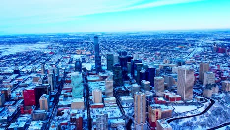 Winter-Luftüberführung-Downtown-Edmonton-Mit-Blick-Auf-Die-Gebäude-Von-Der-Südseite-Zur-Nordwestseite-Schneebedeckte-Wolkenkratzer-Und-Die-Skyline-Mit-Dem-Alten-Flughafen-Am-Horizont-Geräumt3-3