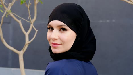 Vista-Lateral-De-La-Niña-En-Hijab-Abaya