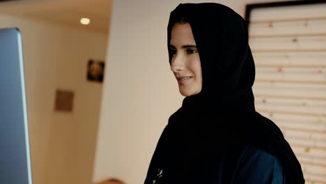 Frau-Aus-Dem-Nahen-Osten-Bei-Der-Arbeit-Mit-Kopftuch,-Hijab-Und-Abaya