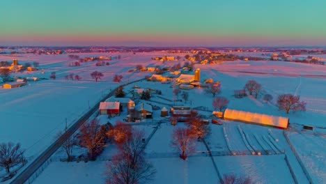 Eine-Luftaufnahme-über-Ländliches-Ackerland-Und-Einen-Mobilen,-Hergestellten,-Modularen-Heimpark-Nach-Einem-Schneefall-Am-Frühen-Morgen-Während-Der-Goldenen-Stunde