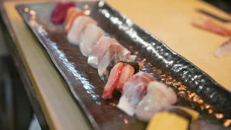 Traditionelles-Nigiri-sushi-plattensortiment-Im-Sushi-bar-restaurant,-Schieberegler-Nahaufnahme-Hd