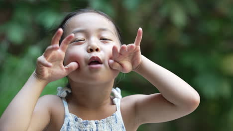 Kleines-Asiatisches-Kind,-Das-Lustige-Gesichter-Zur-Kamera-Macht,-Porträtszene-Hautnah