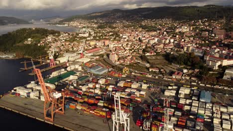 Puerto-Con-Grandes-Contenedores-Almacenados-O-Procesados-Cerca-De-Un-Almacén-En-Vigo-España