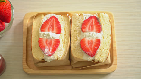 Pfannkuchen-Sandwich-Erdbeere-Frische-Sahne
