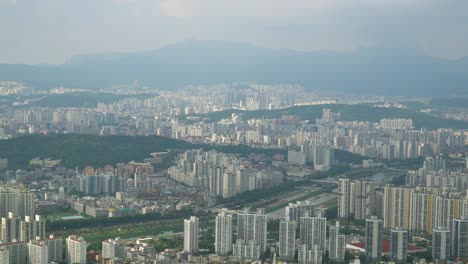 Una-Vista-De-Seúl,-Corea-Del-Sur-Desde-La-Montaña-Acha-Con-Neblina-Causada-Por-La-Fuerte-Contaminación-Del-Aire-Por-Monóxido-De-Carbono